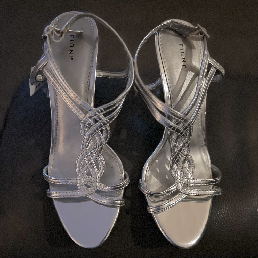 Fioni heels nwt